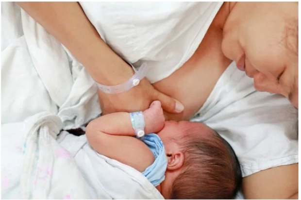 จะรู้ได้อย่างไรว่าทารกกินนมอิ่มแล้ว ป้องกัน Overfeeding