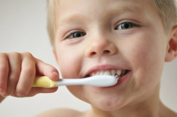 ไขข้อข้องใจ ยาสีฟันผสมฟลูออไรด์ให้ลูกเริ่มใช้ได้เมื่อไร