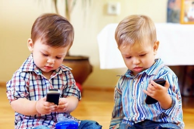 4 เหตุผลจากคุณหมอที่แนะนำให้ลูกเล็กอยู่ไกลหน้าจอโทรศัพท์มือถือให้มากที่สุด