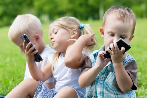 กรมสุขภาพจิต เตือนให้เด็กเล่นโทรศัพท์มือถือ มีผลต่อพัฒนาการทางสมองและอารมณ์