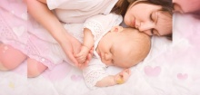 ผลวิจัยชี้ให้ทารกนอนเตียงเดียวกับพ่อแม่ เสี่ยงเสียชีวิตมากขึ้น 5 เท่า!