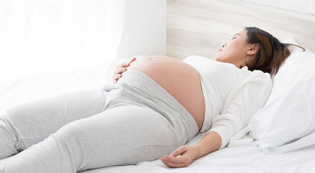 คนท้องควรนอนท่าไหน?กลัวลูกน้อยในครรภ์จะเป็นอันตราย