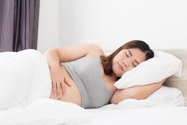 คนท้องควรนอนท่าไหน?กลัวลูกน้อยในครรภ์จะเป็นอันตราย